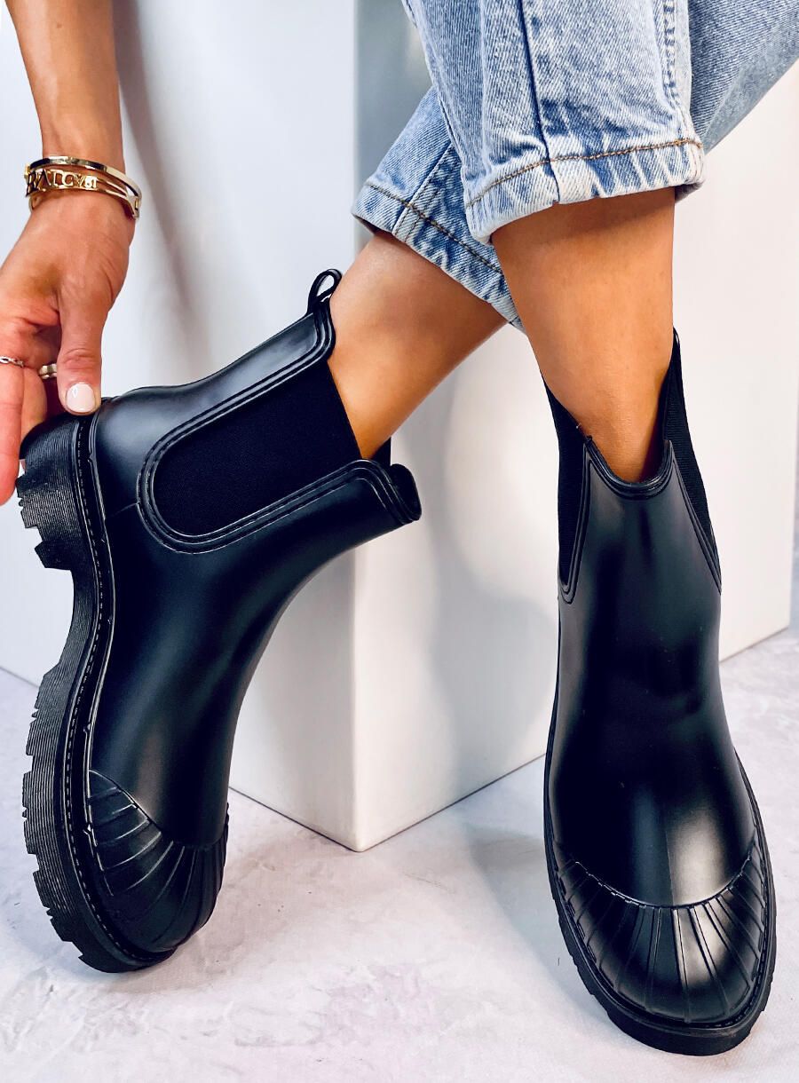 Černé holínky s elastickou manžetou