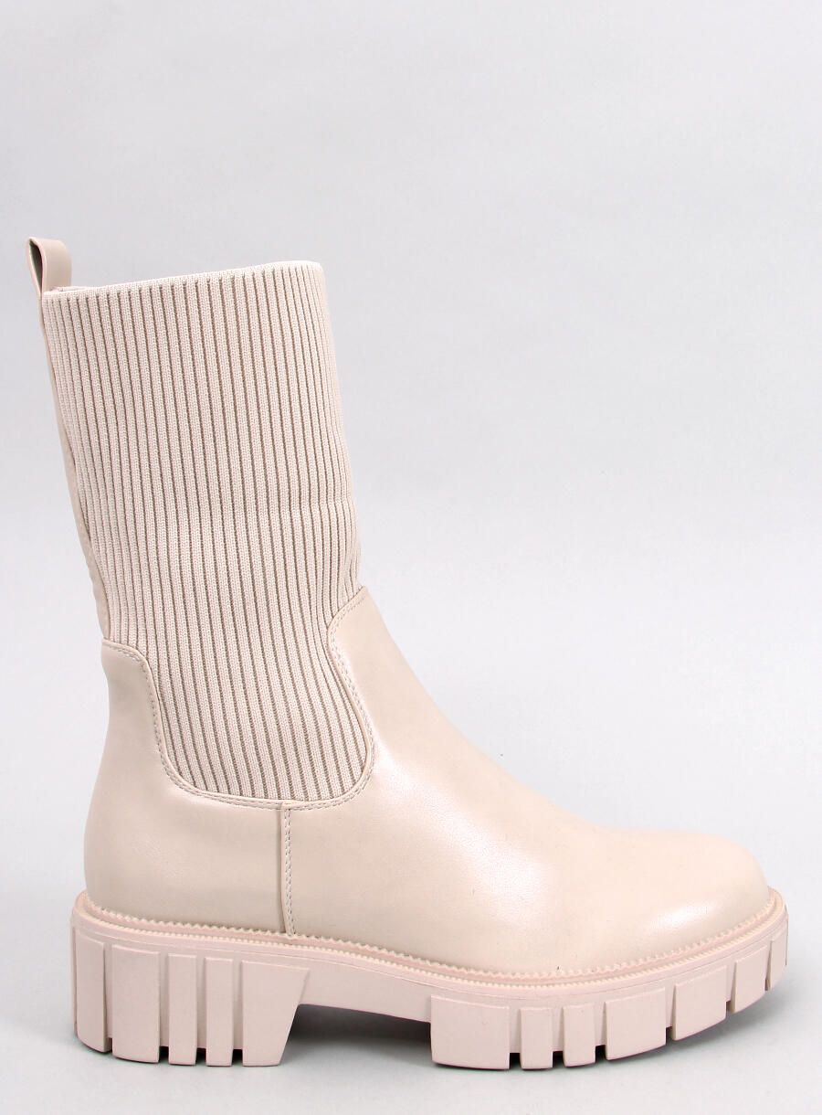Béžové kotníkové kozačky na platformě