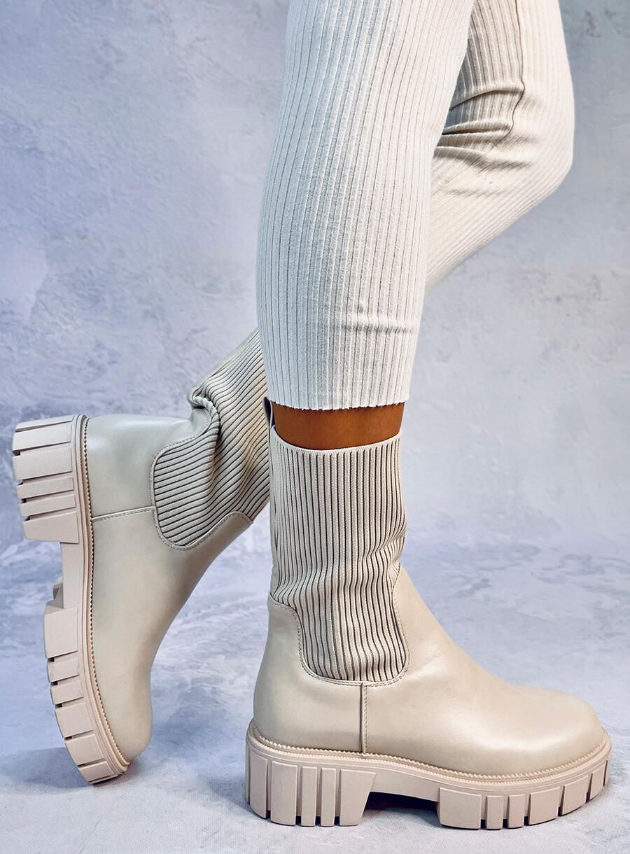 Béžové kotníkové kozačky na platformě