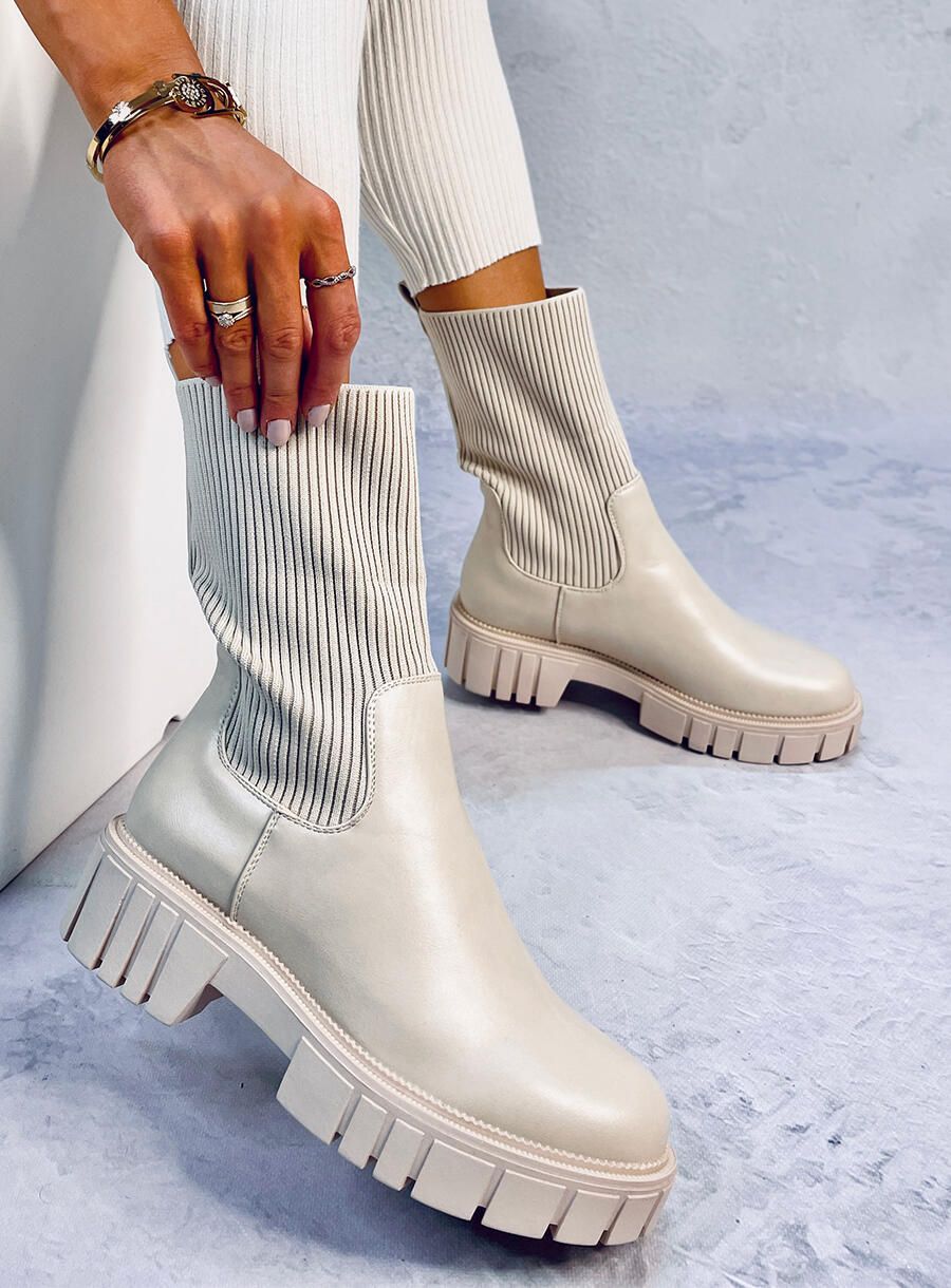 Béžové kotníkové kozačky na platformě
