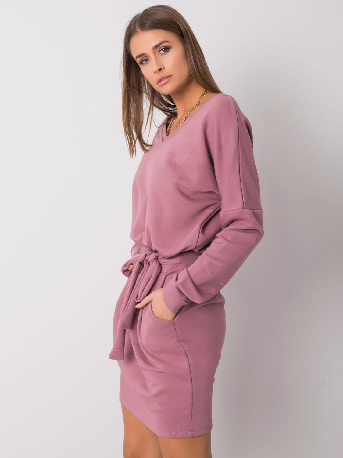 Stylové růžové šaty s dlouhým rukávem