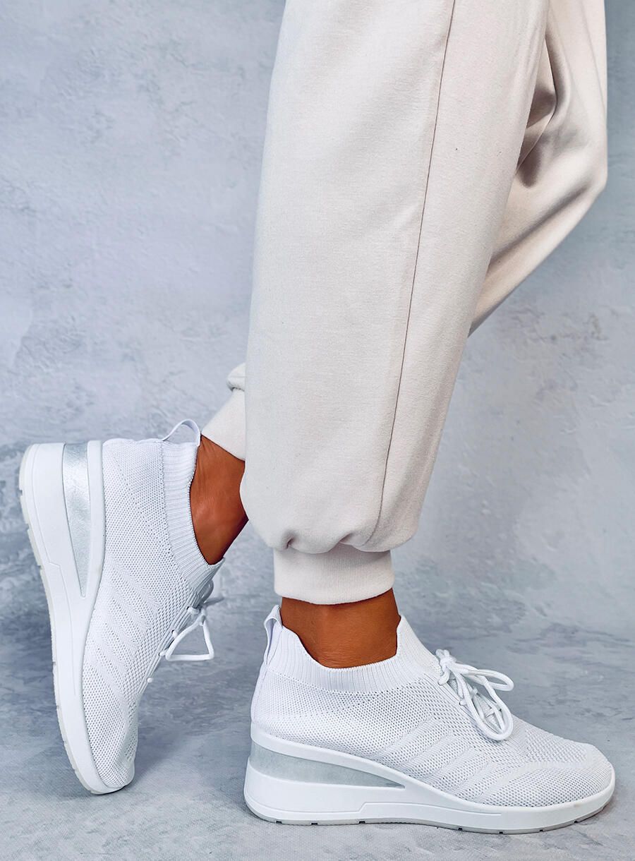 Bílé sportovní tenisky z elastické látky