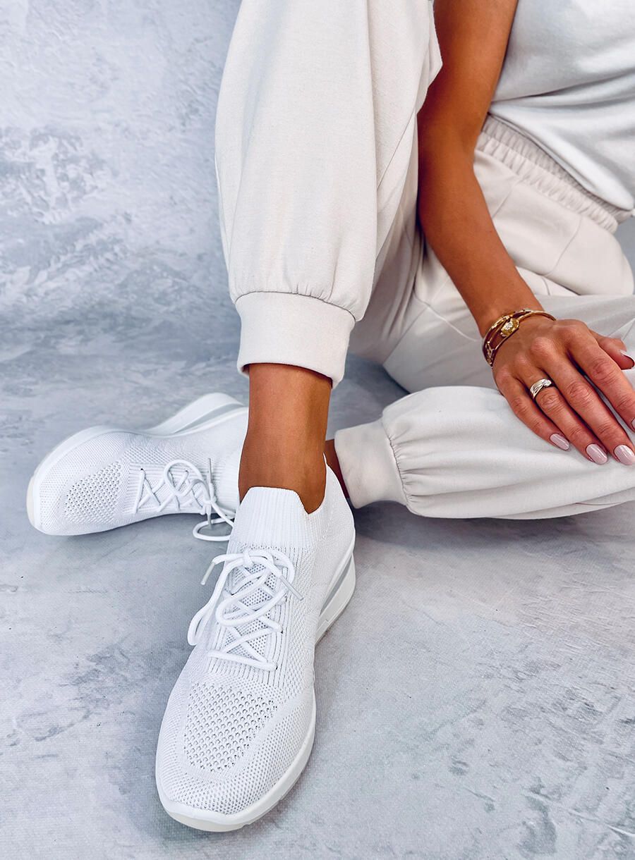 Bílé sportovní tenisky z elastické látky