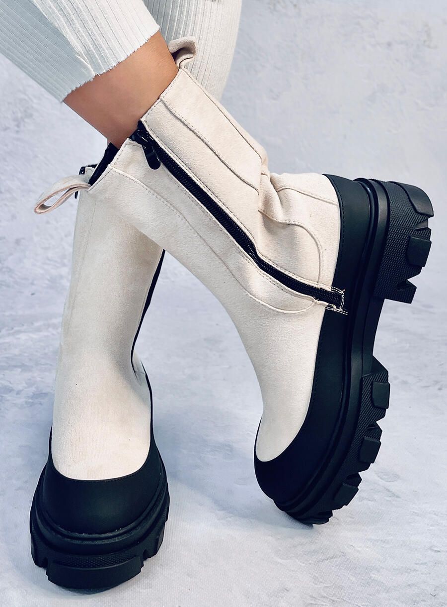 Béžovo-černé semišové kozačky