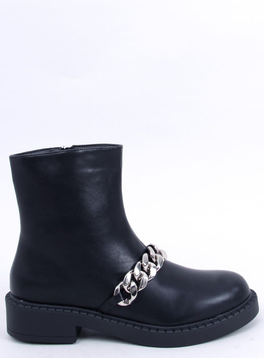 Černé nízké kozačky se stříbrným řetězem