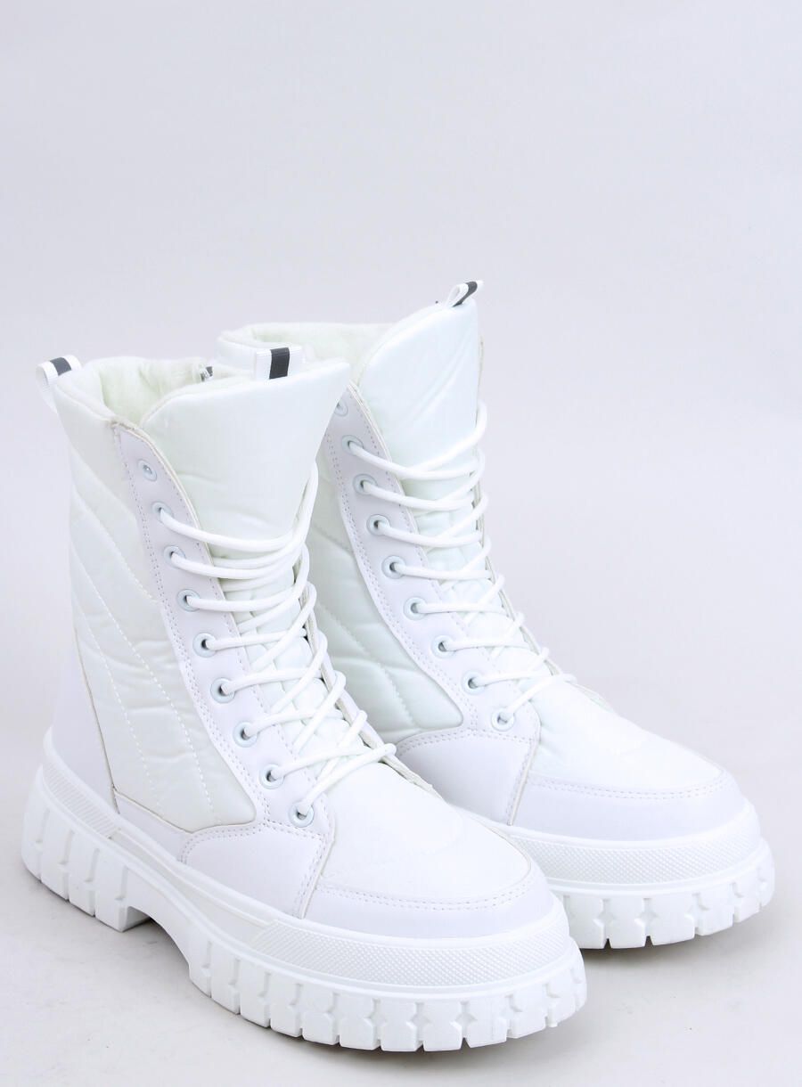 Bílé kozačky s prošíváním