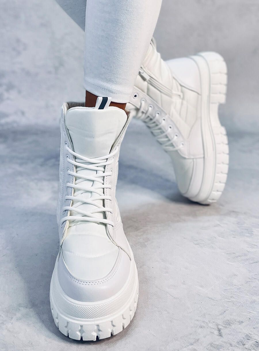 Bílé kozačky s prošíváním