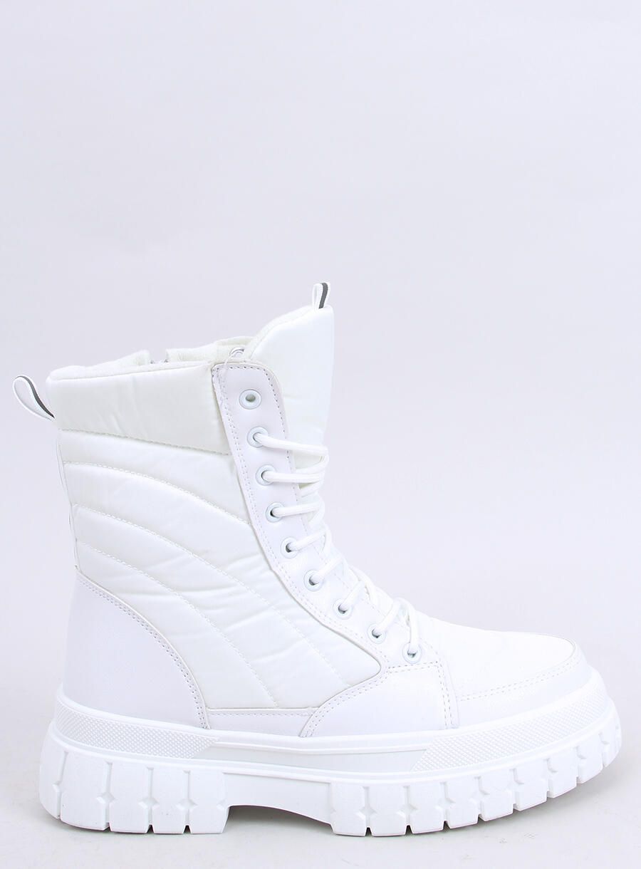 Bílé kozačky s prošíváním