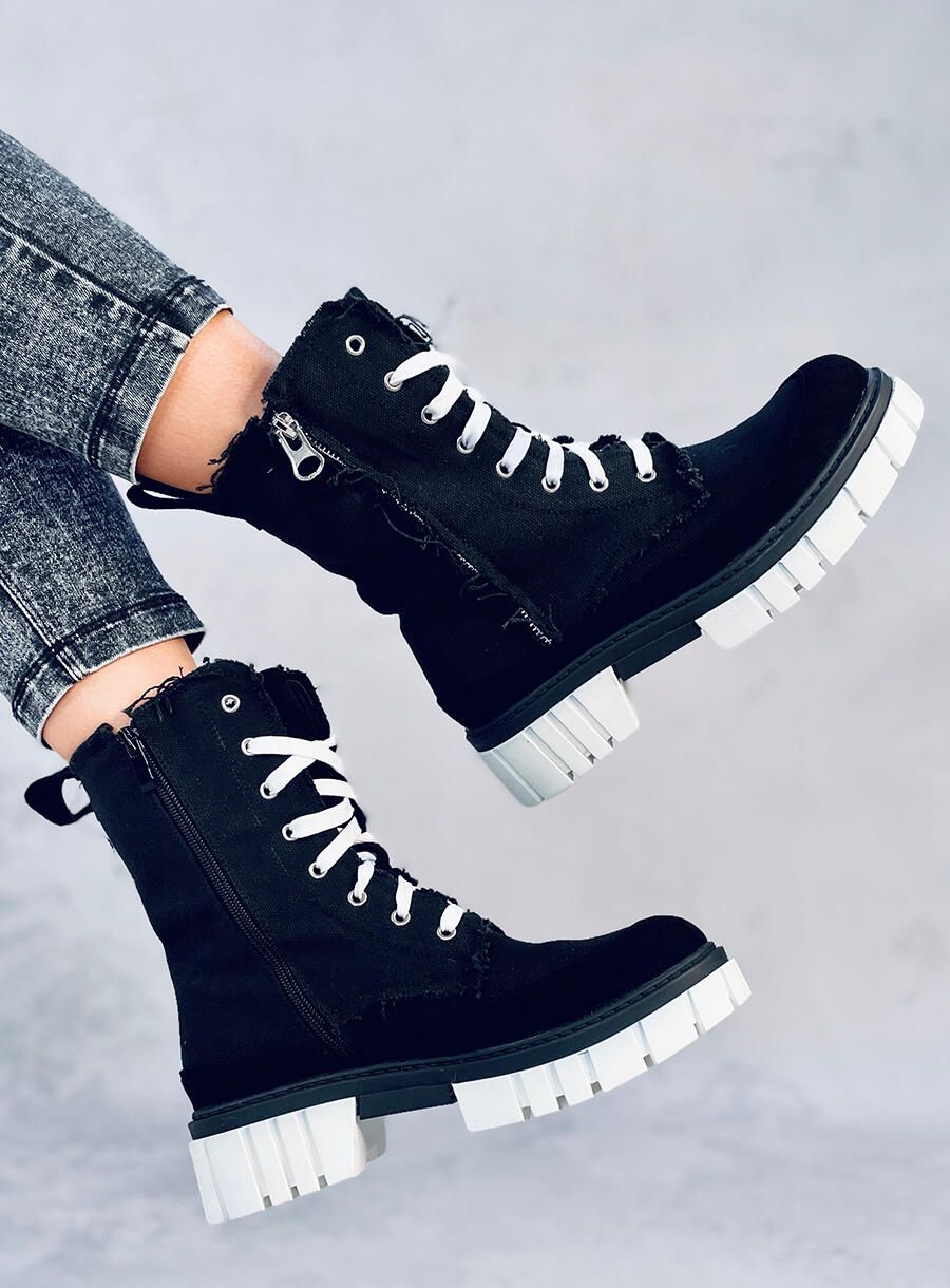 Černé látkové kozačky na hrubé podrážce