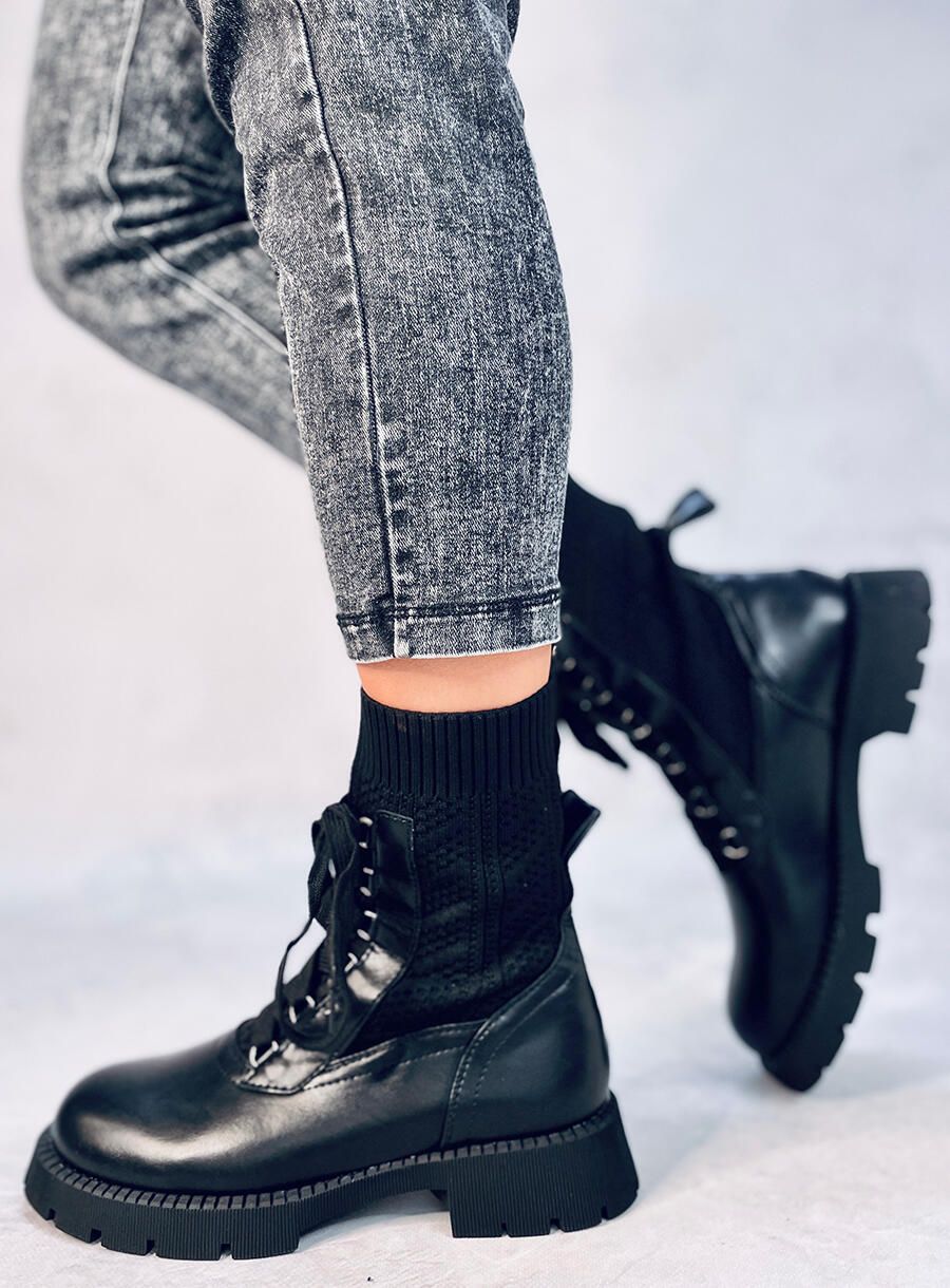 Černé kotníkové kozačky se svetrovým svrškem