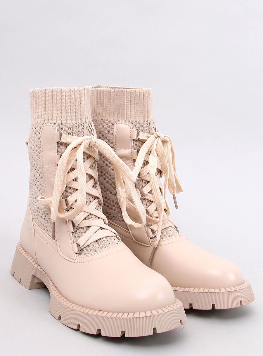 Bežové kotníkové kozačky se svetrovým svrškem