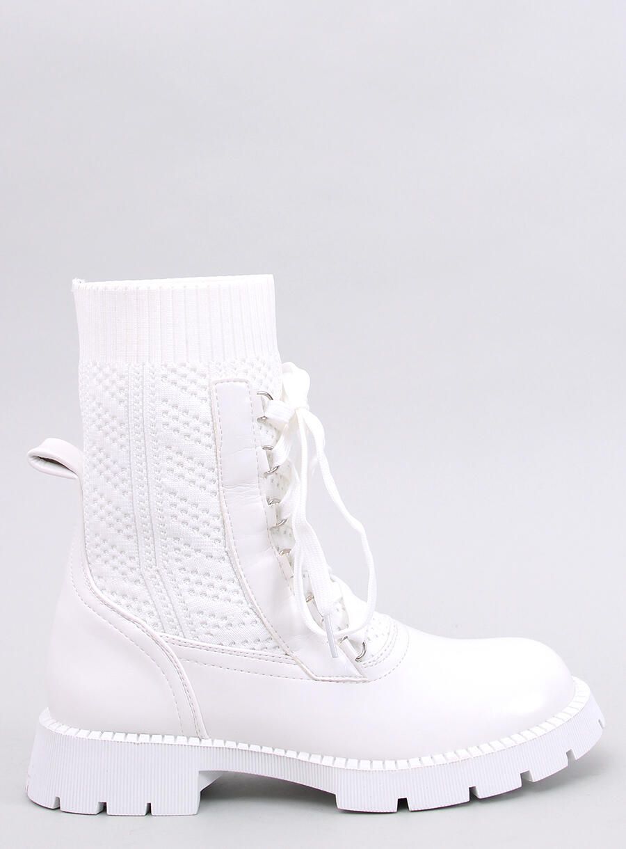 Bílé kotníkové kozačky se svetrovým svrškem