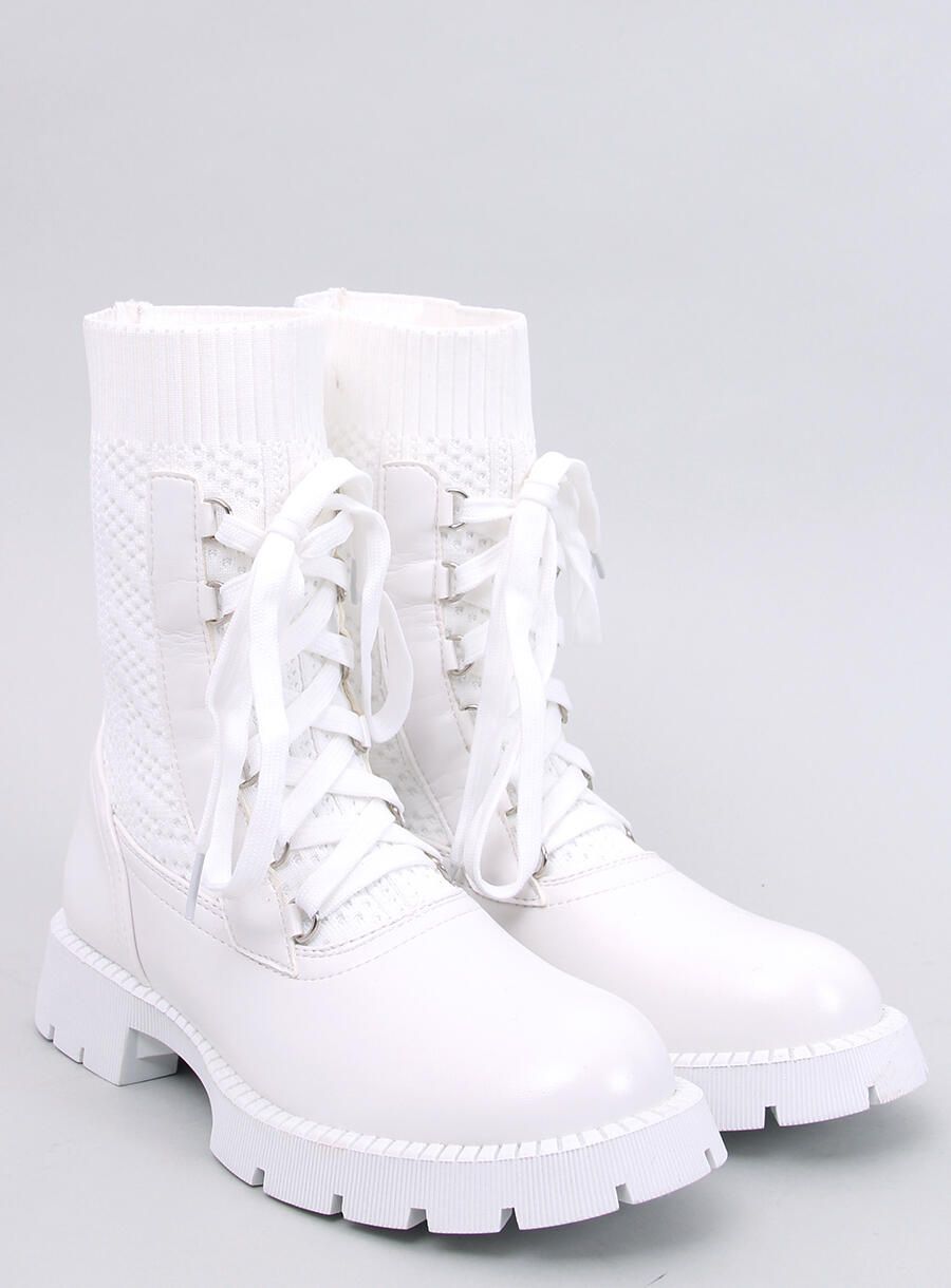 Bílé kotníkové kozačky se svetrovým svrškem