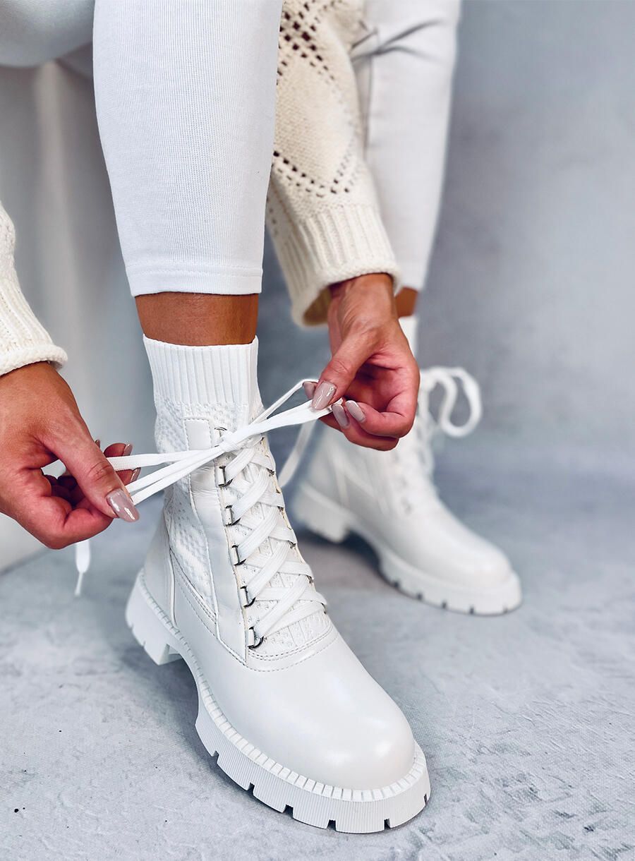 Bílé kotníkové kozačky se svetrovým svrškem