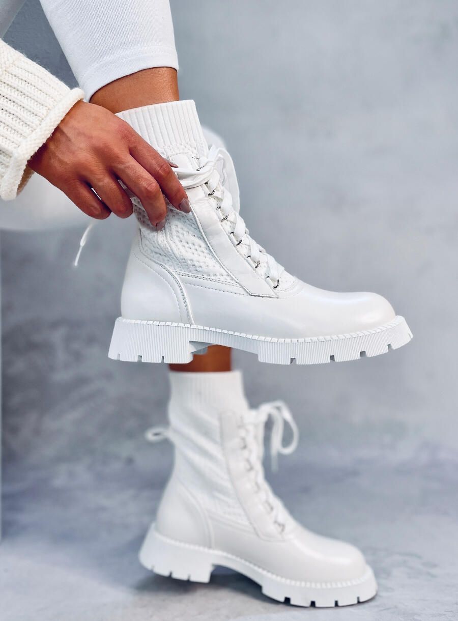 Bílé kotníkové kozačky se svetrovým svrškem