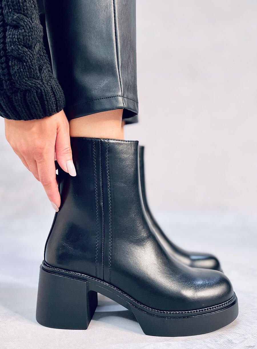 Černé kotníkové kozačky na stabilním podpatku
