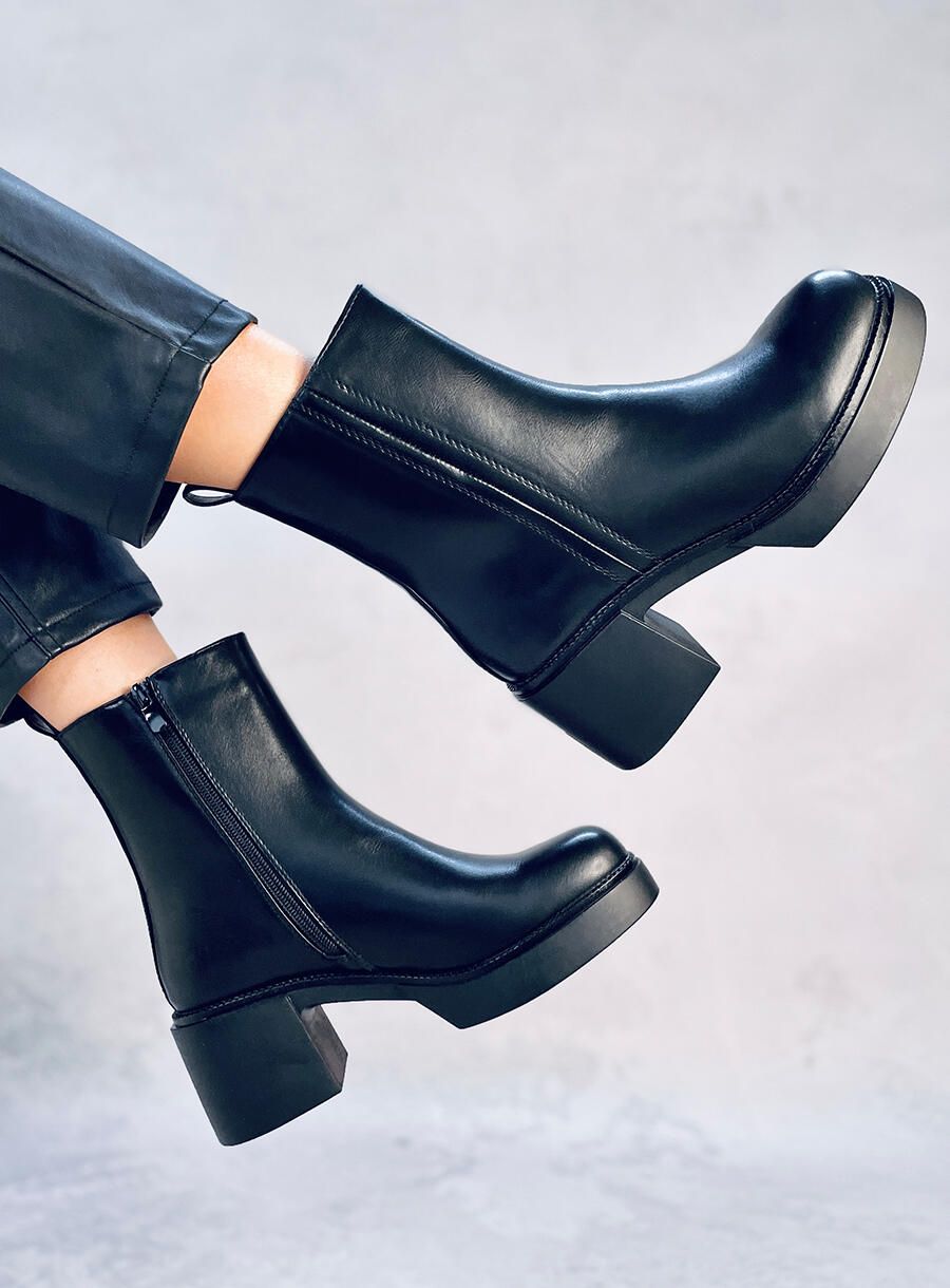 Černé kotníkové kozačky na stabilním podpatku