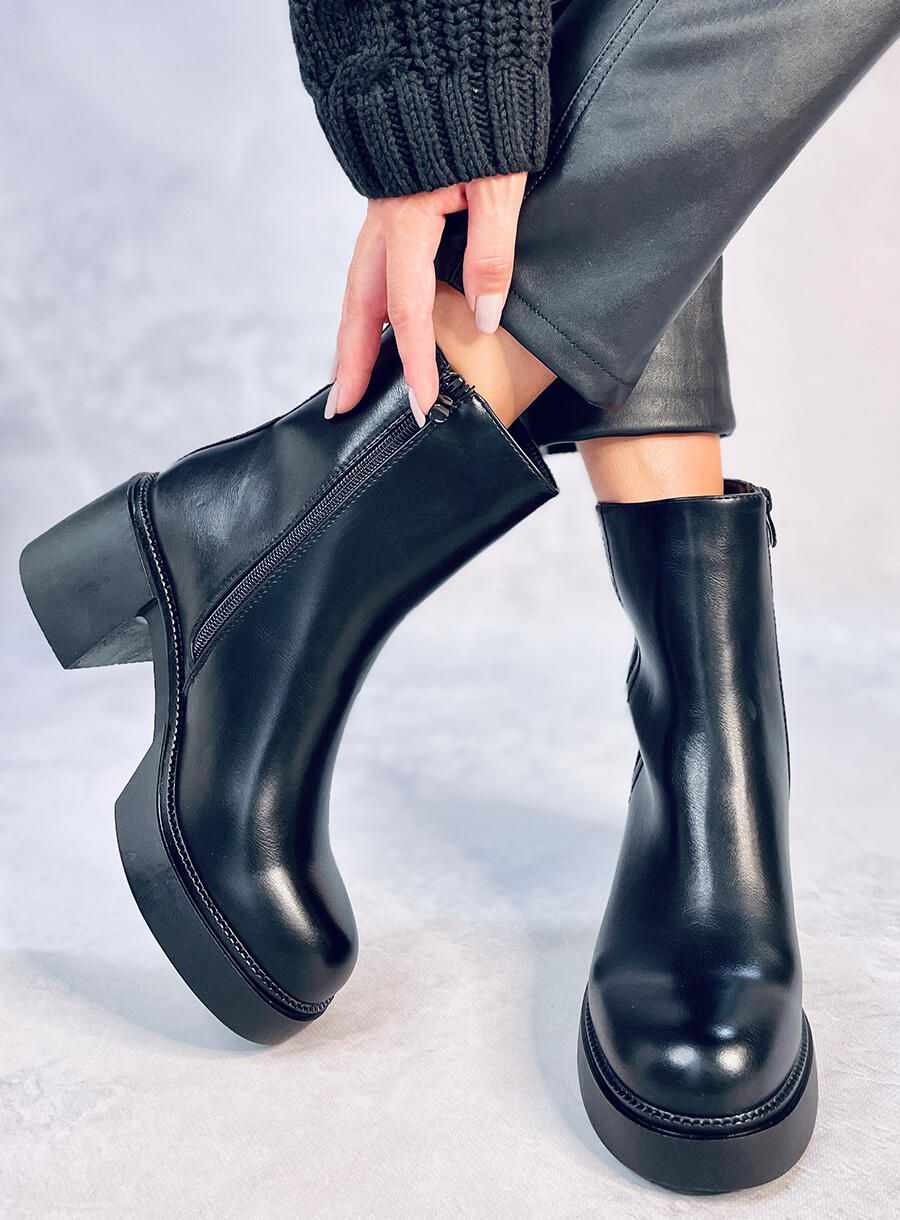 Černé kotníkové kozačky na stabilním podpatku