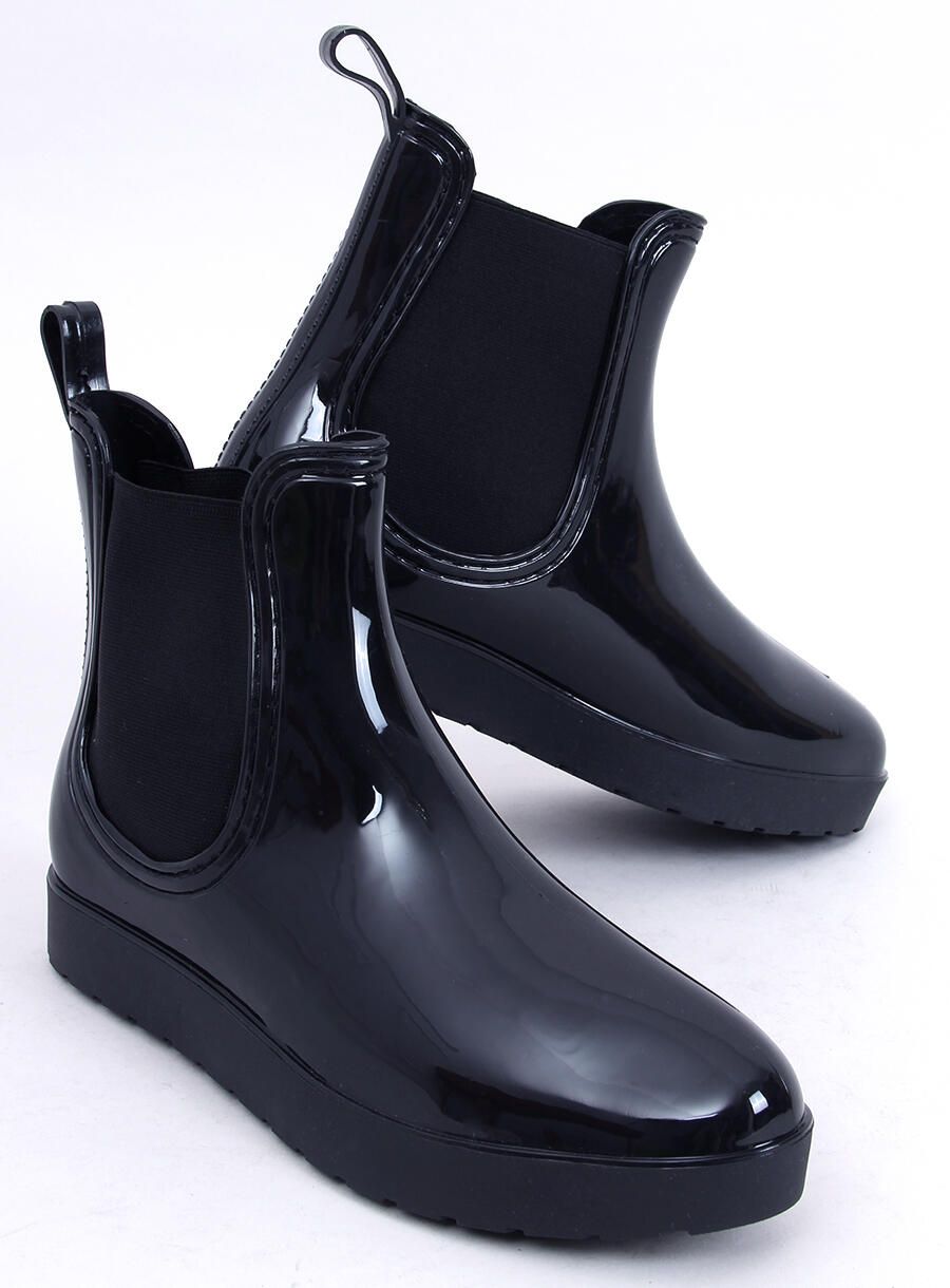 Černé gumové holínky v lakovaném vzhledu