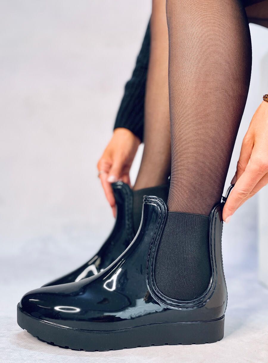 Černé gumové holínky v lakovaném vzhledu