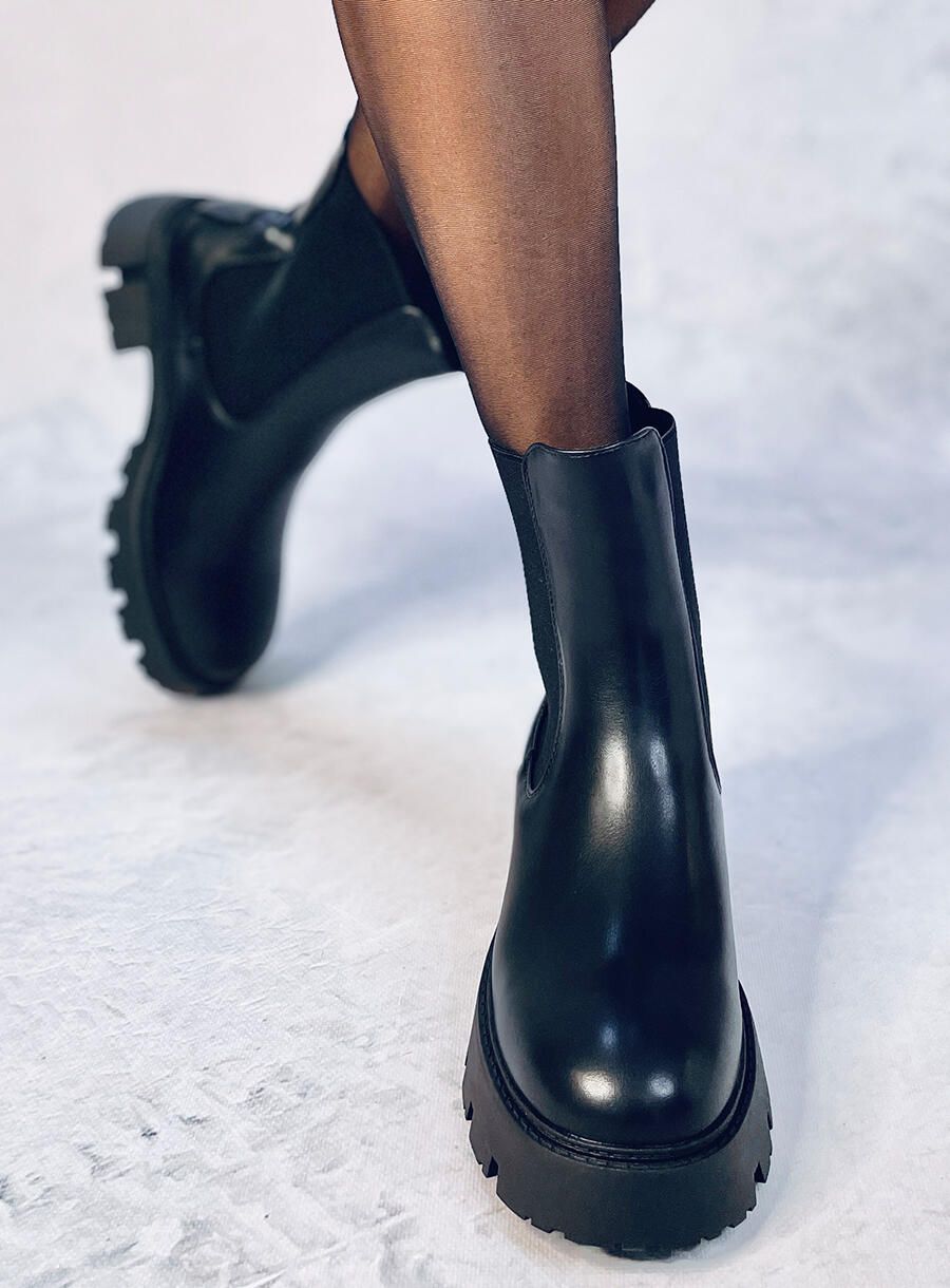 Vyvýšené kotníkové kozačky černé