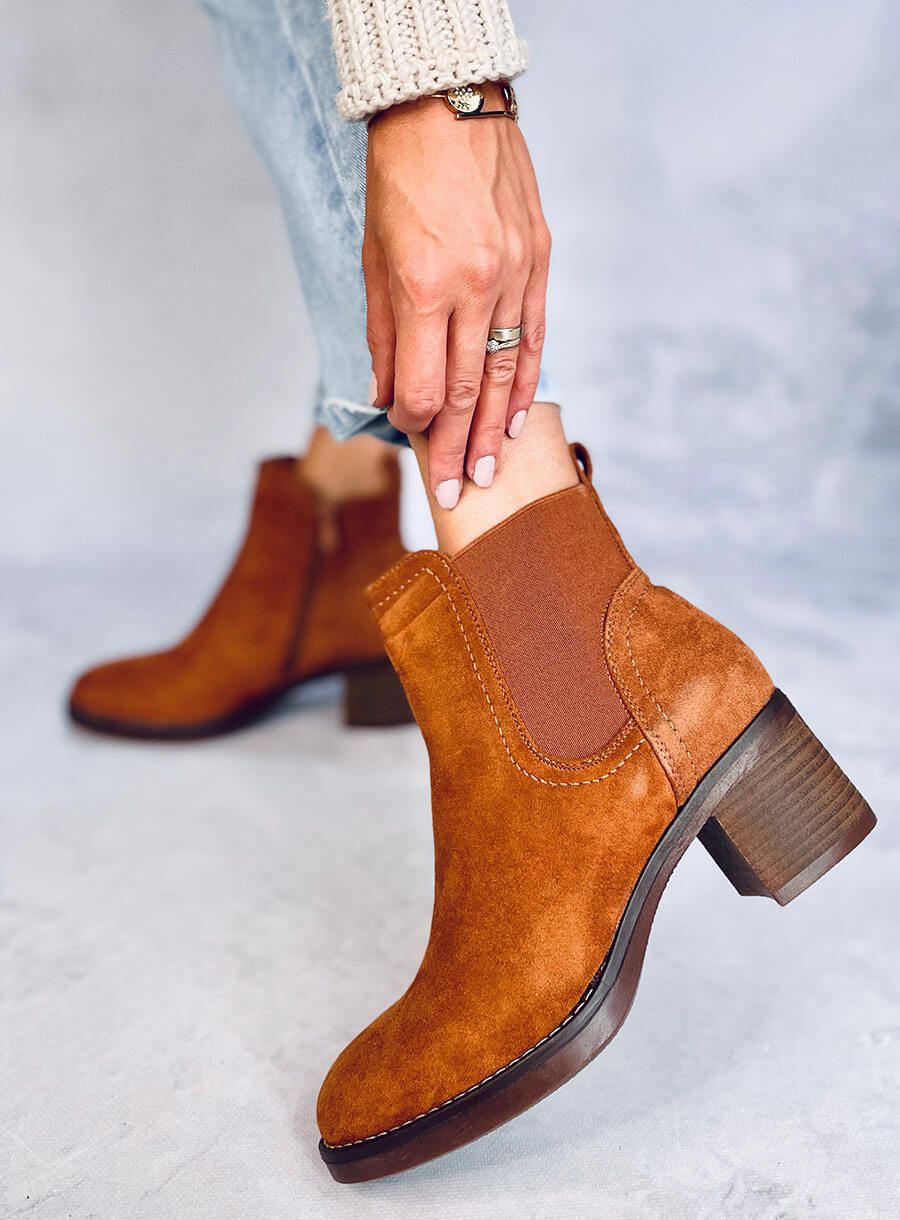 Camel hnědé semišové kotníkové kozačky