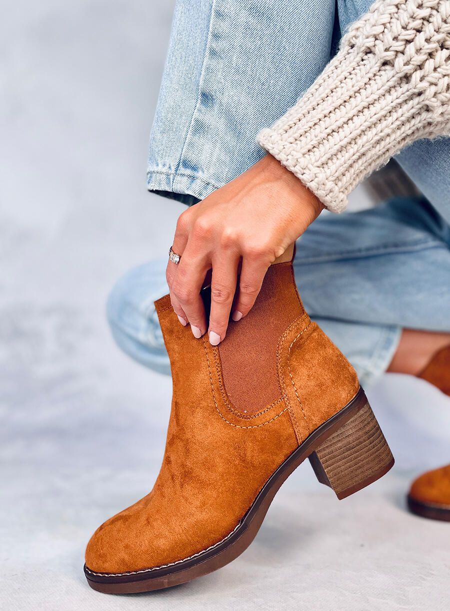 Camel hnědé semišové kotníkové kozačky