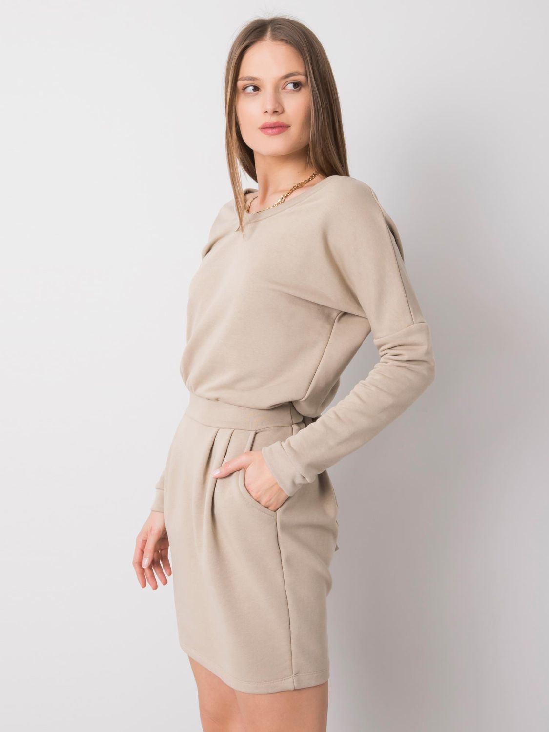 Světle béžové jednoduchá šaty s dlouhým rukávem