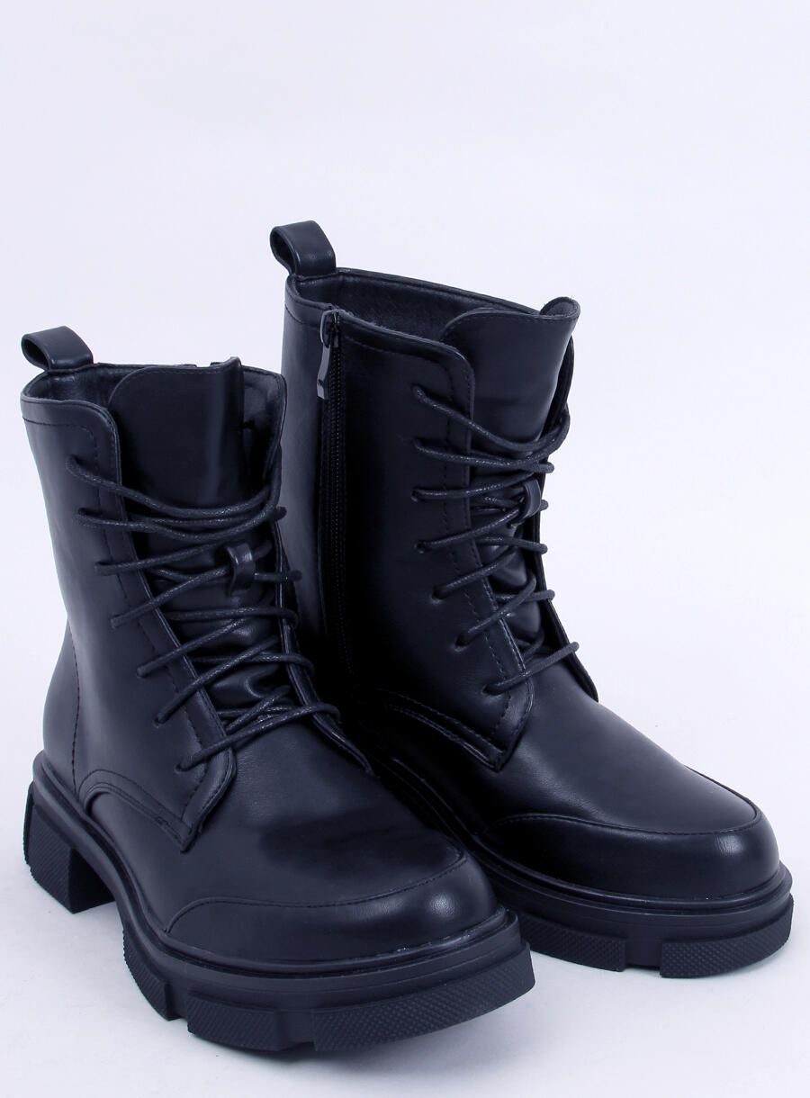 Černé kotníkové kozačky na šněrování