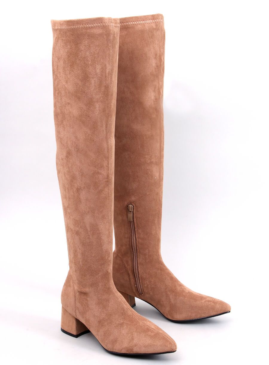 Karamelově hnědé semišové kozačky nad kolena