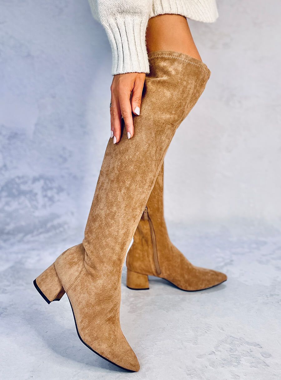 Karamelově hnědé semišové kozačky nad kolena