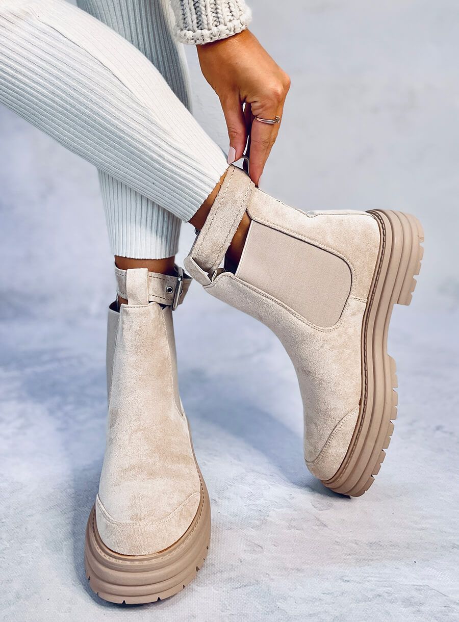 Semišové kotníkové kozačky s přezkou krémové