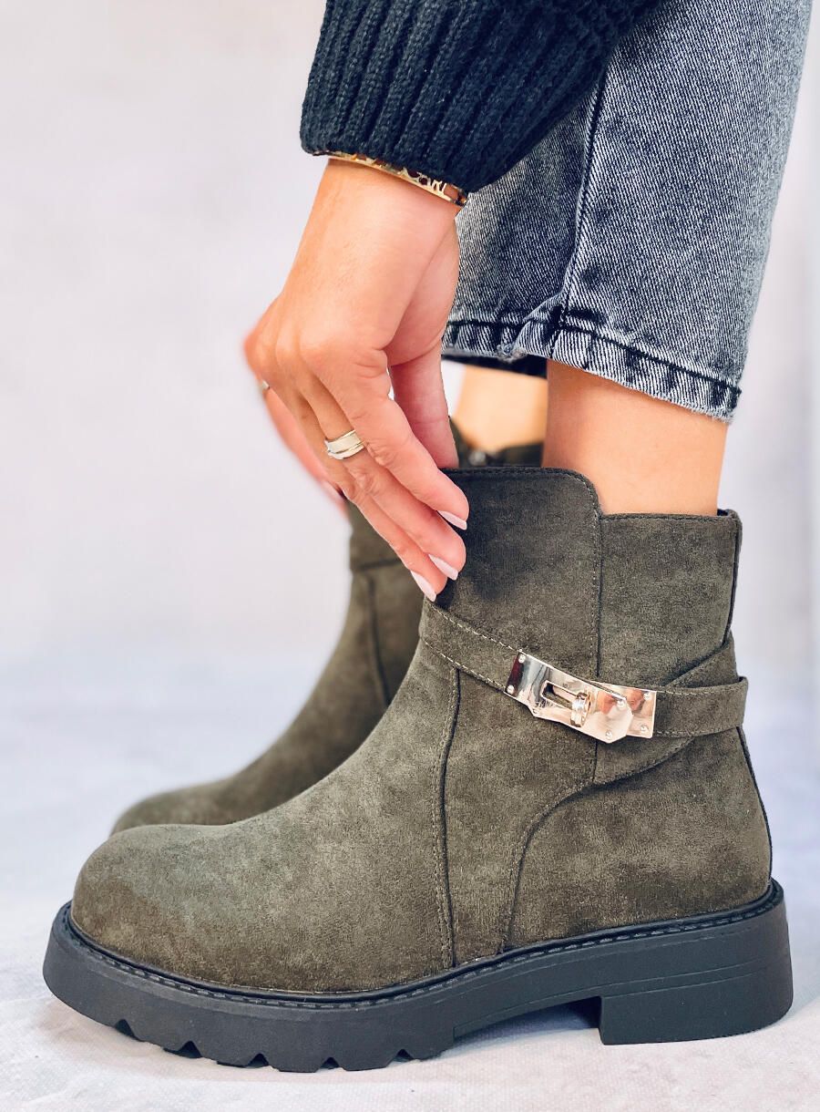 Tmavě zelené kotníkové kozačky se zlatou sponou