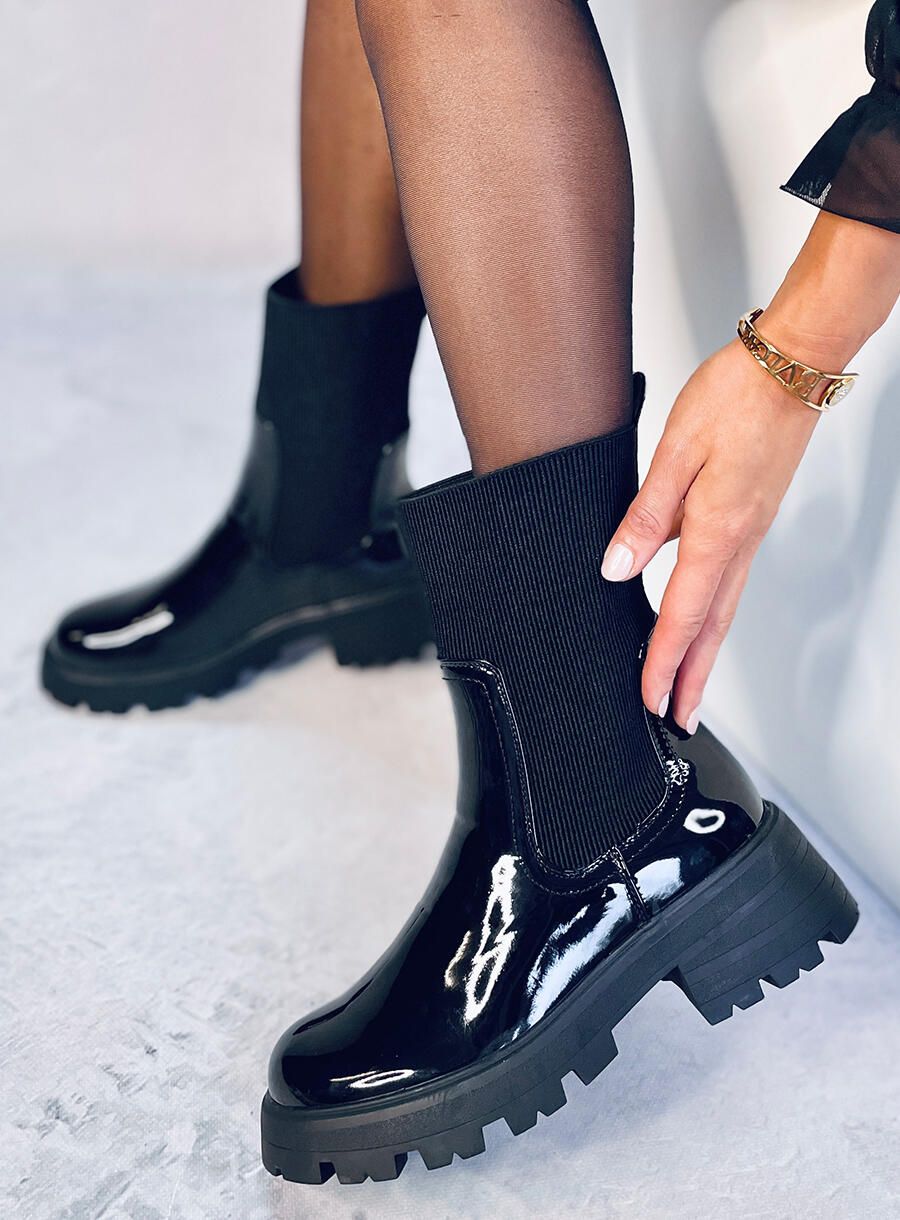 Černé kotníkové kozačky s lakovaným svrškem