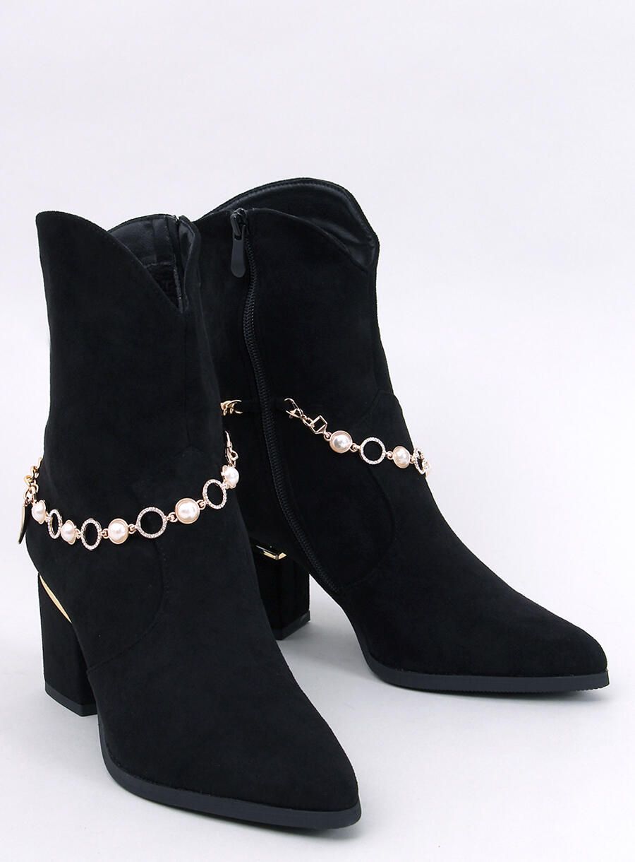 Černé dámské semišové kozačky s řetízkem