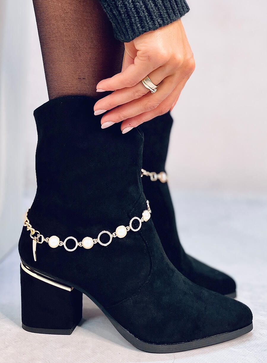 Černé dámské semišové kozačky s řetízkem