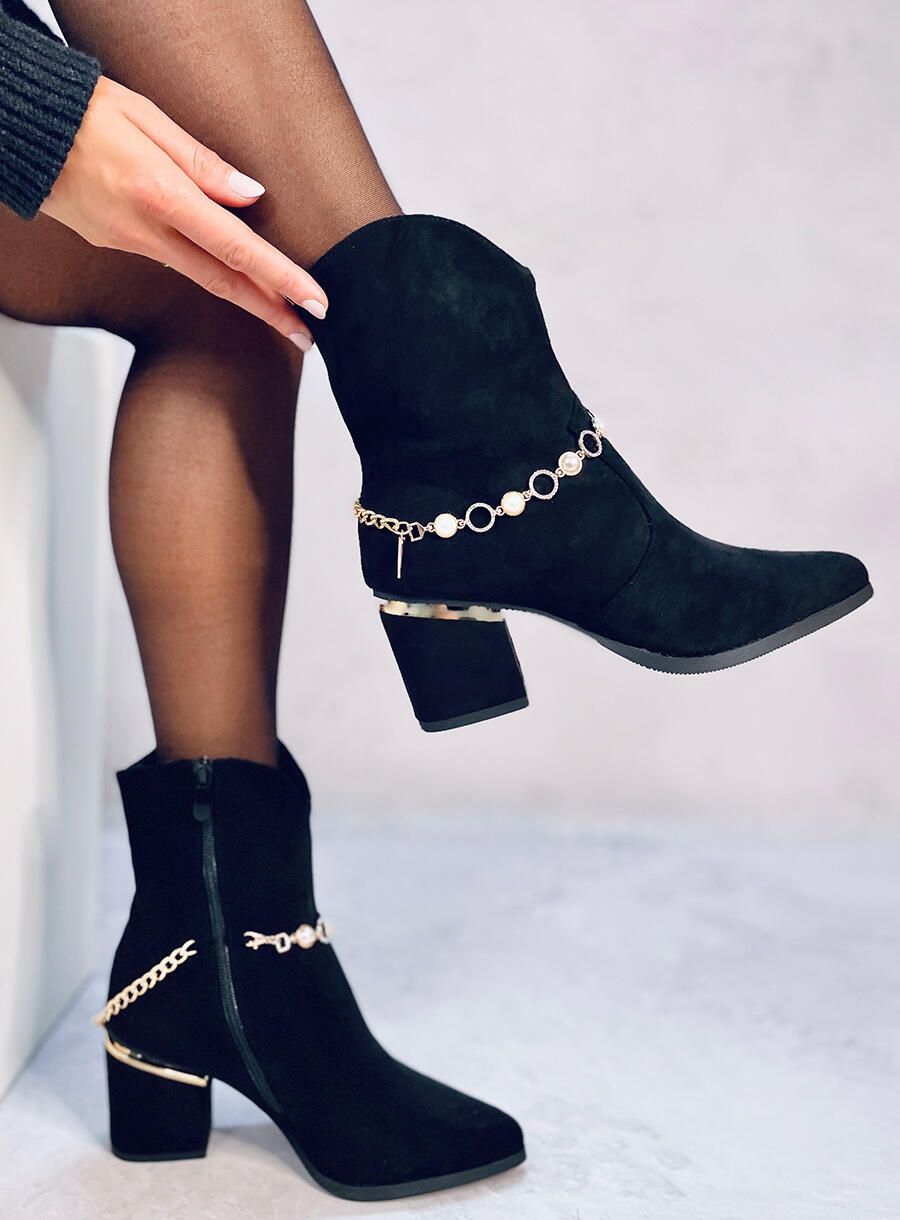 Černé dámské semišové kozačky s řetízkem
