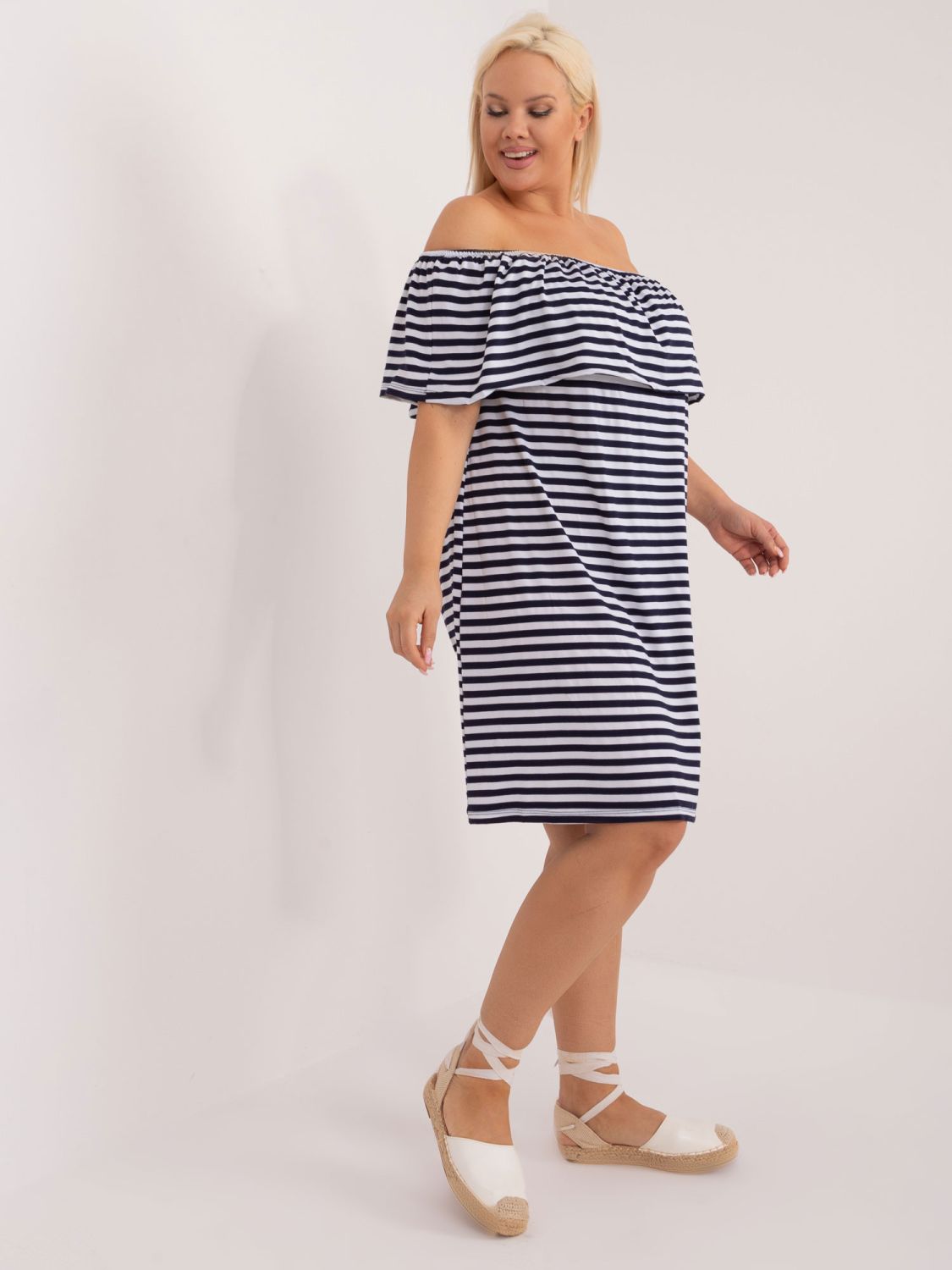 Modro-bílé plus size šaty