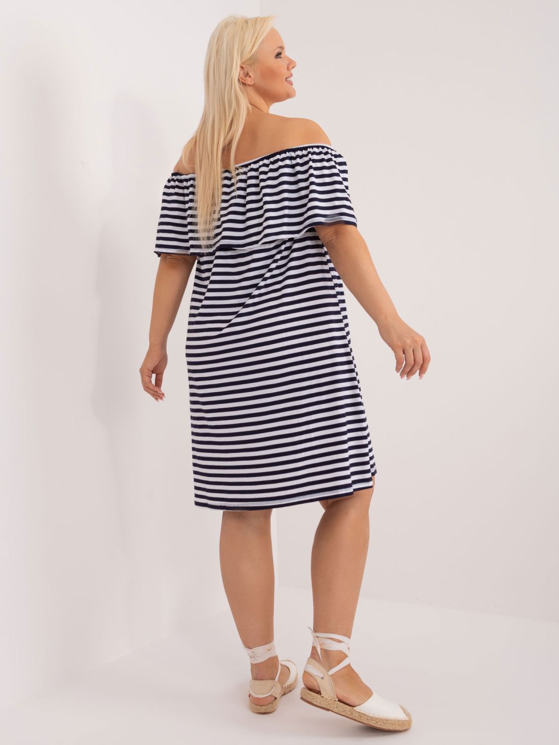 Modro-bílé plus size šaty