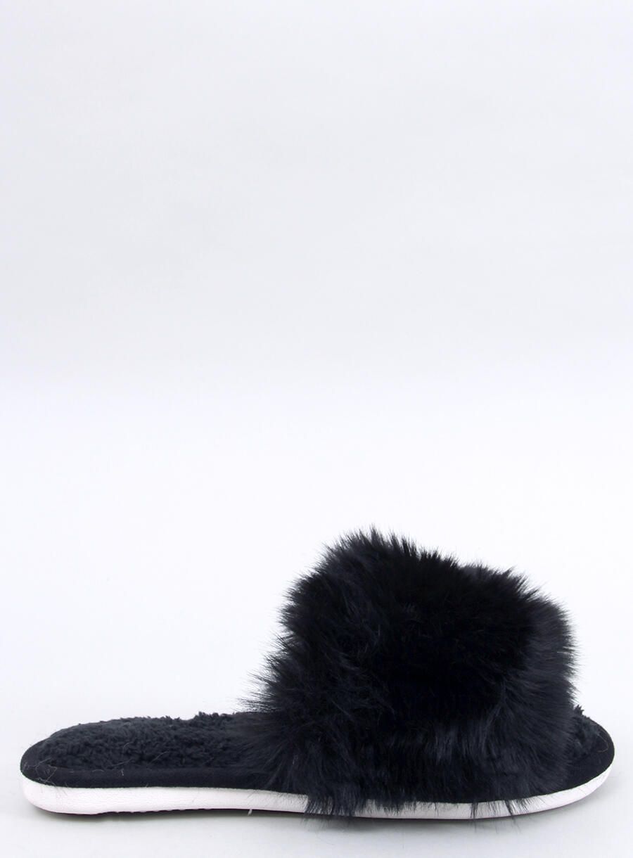 Černé kožešinové pantofle