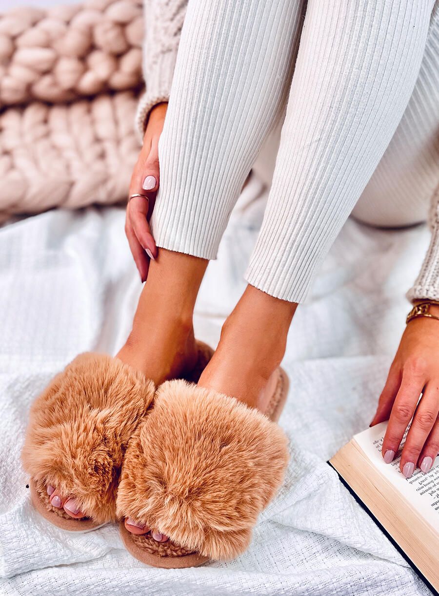 Camel hnědé kožešinové pantofle