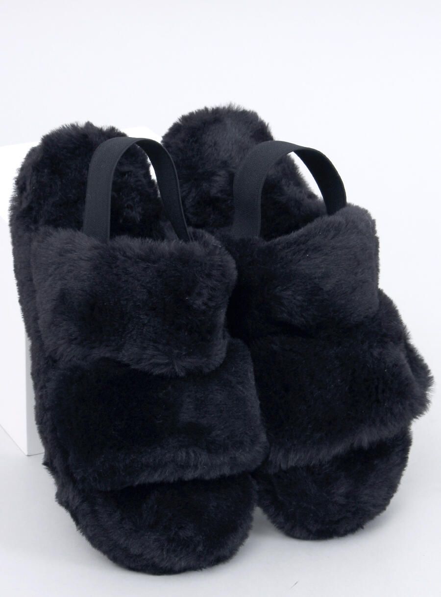 Černé pantofle s gumkou