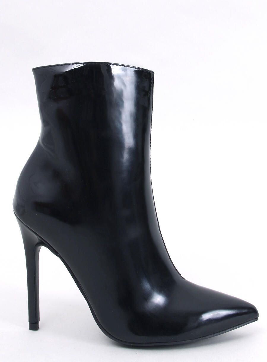 Elegantní lakované kotníkové kozačky černé