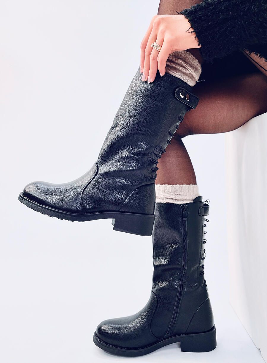 Černé kozačky ve vojenském stylu