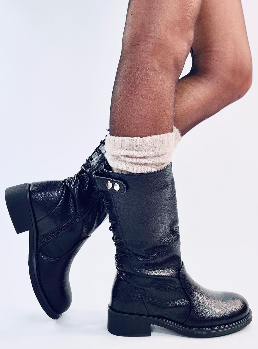 Černé kozačky ve vojenském stylu