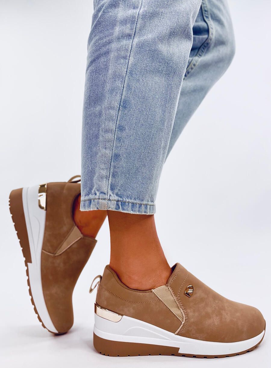 Hnědé tenisky na podpatku