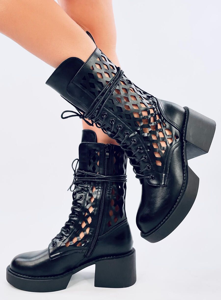 Černé perforované kozačky