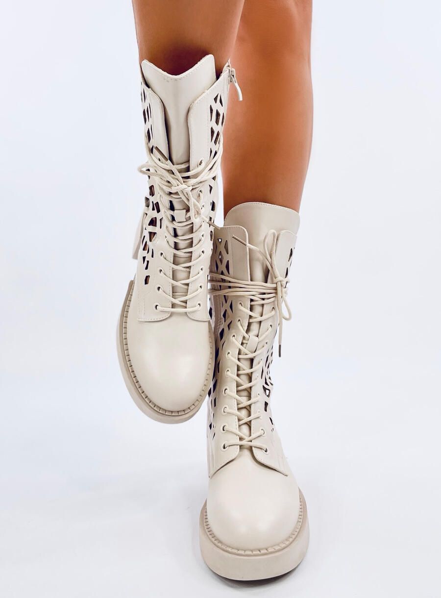 Krémové perforované kozačky