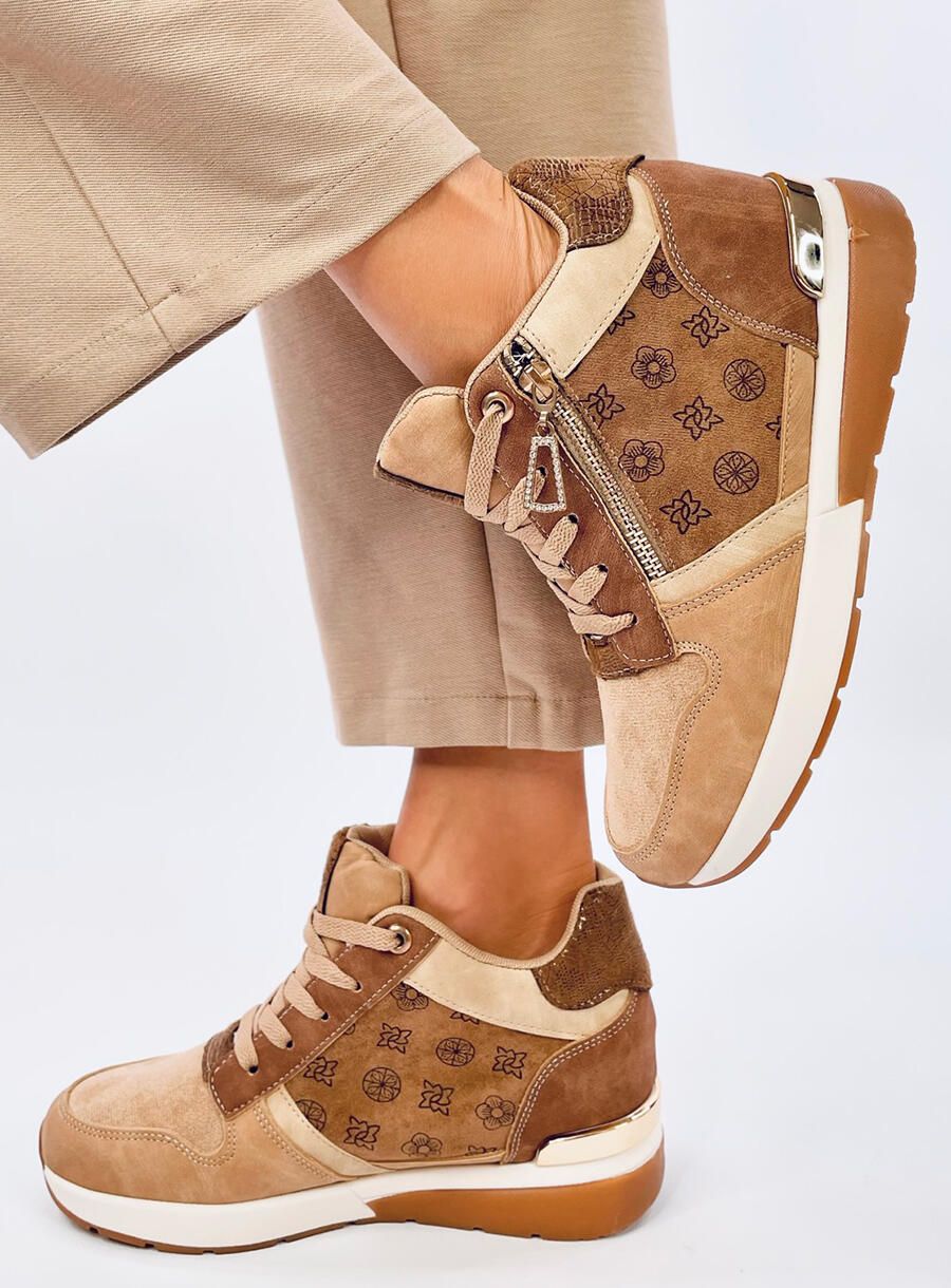 Hnědé tenisky na podpatku se vzorem