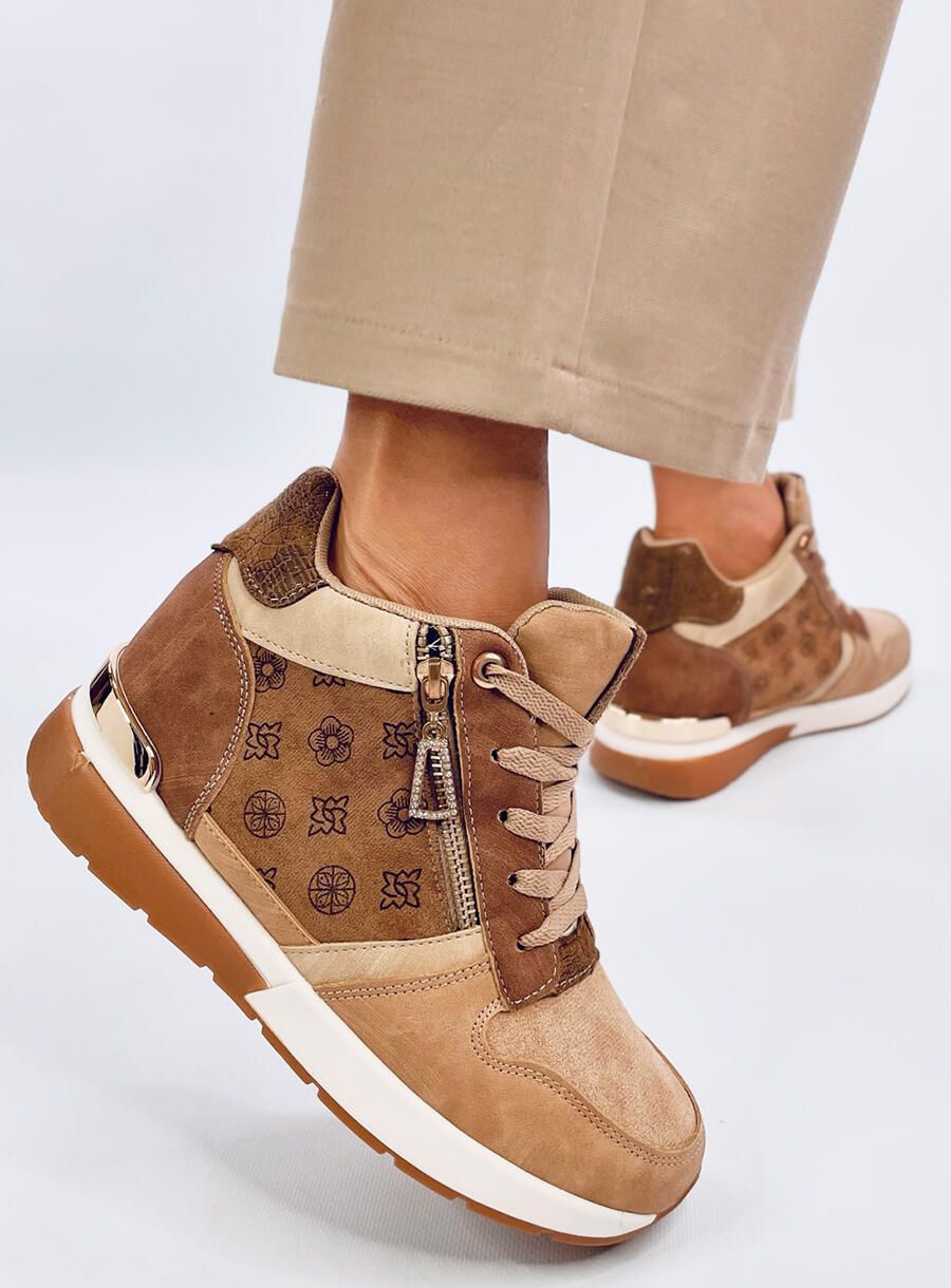 Hnědé tenisky na podpatku se vzorem